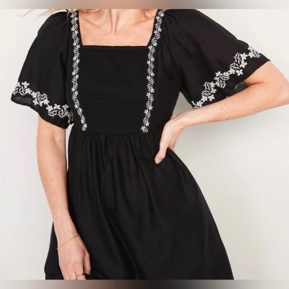 Old Navy Fit & Flare Short-Sleeve Midi Dress, Black, XS - Picture 3 of 10